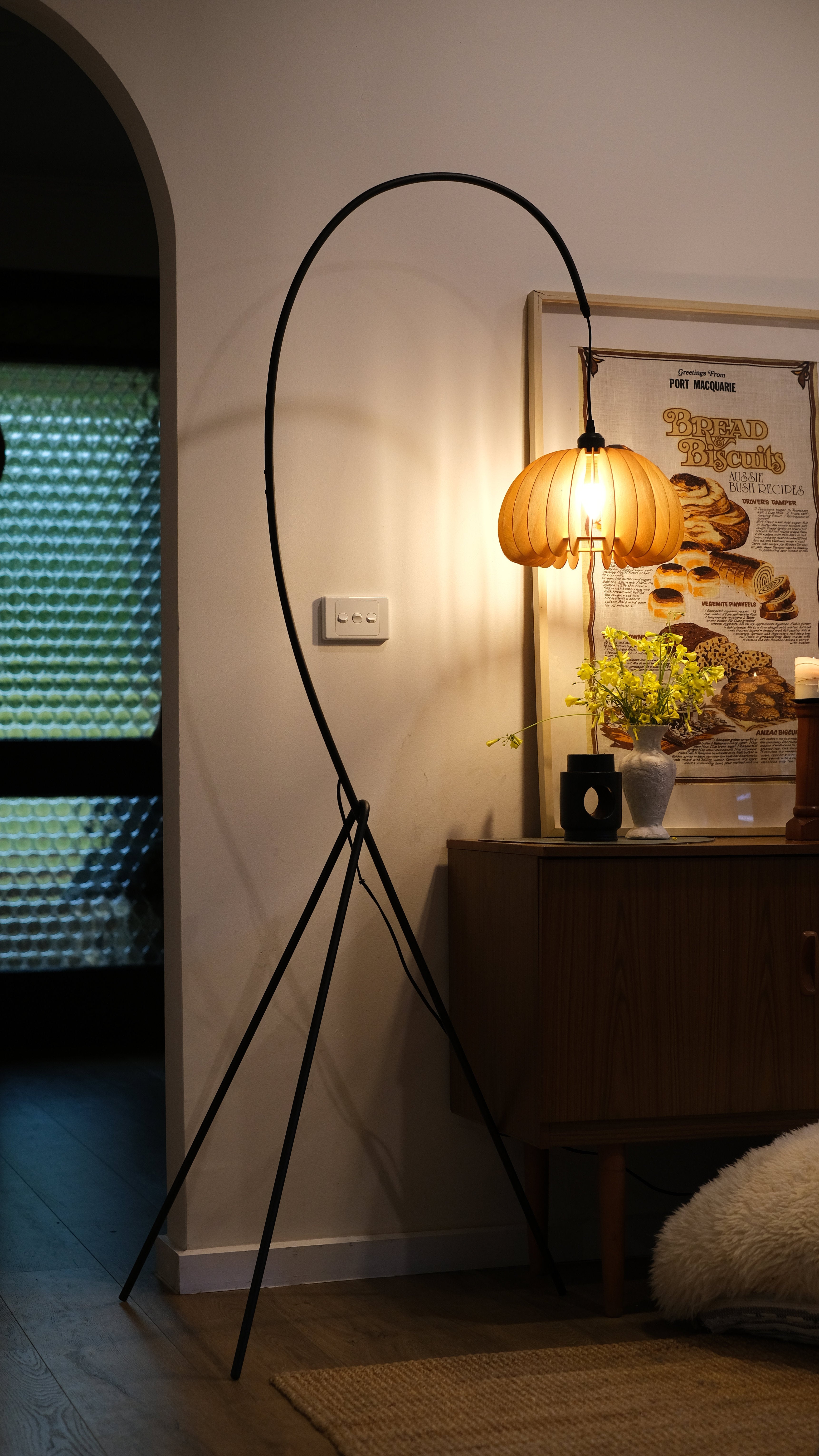 Hazel Tripod Wood Pumpkin Floor Lamp – Sculptural Modern Arc Lighting for Cozy Interiors