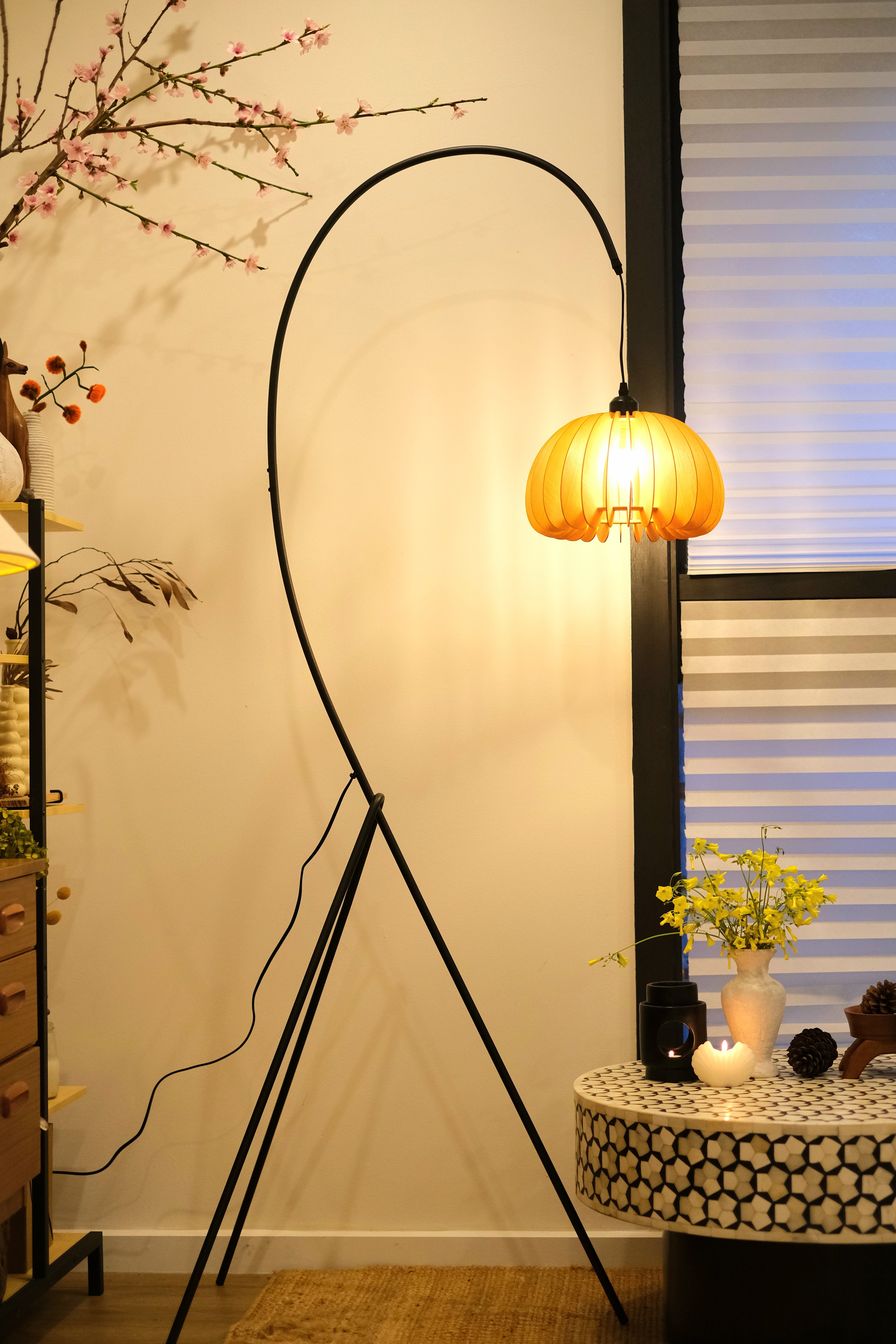 Hazel Tripod Wood Pumpkin Floor Lamp – Sculptural Modern Arc Lighting for Cozy Interiors