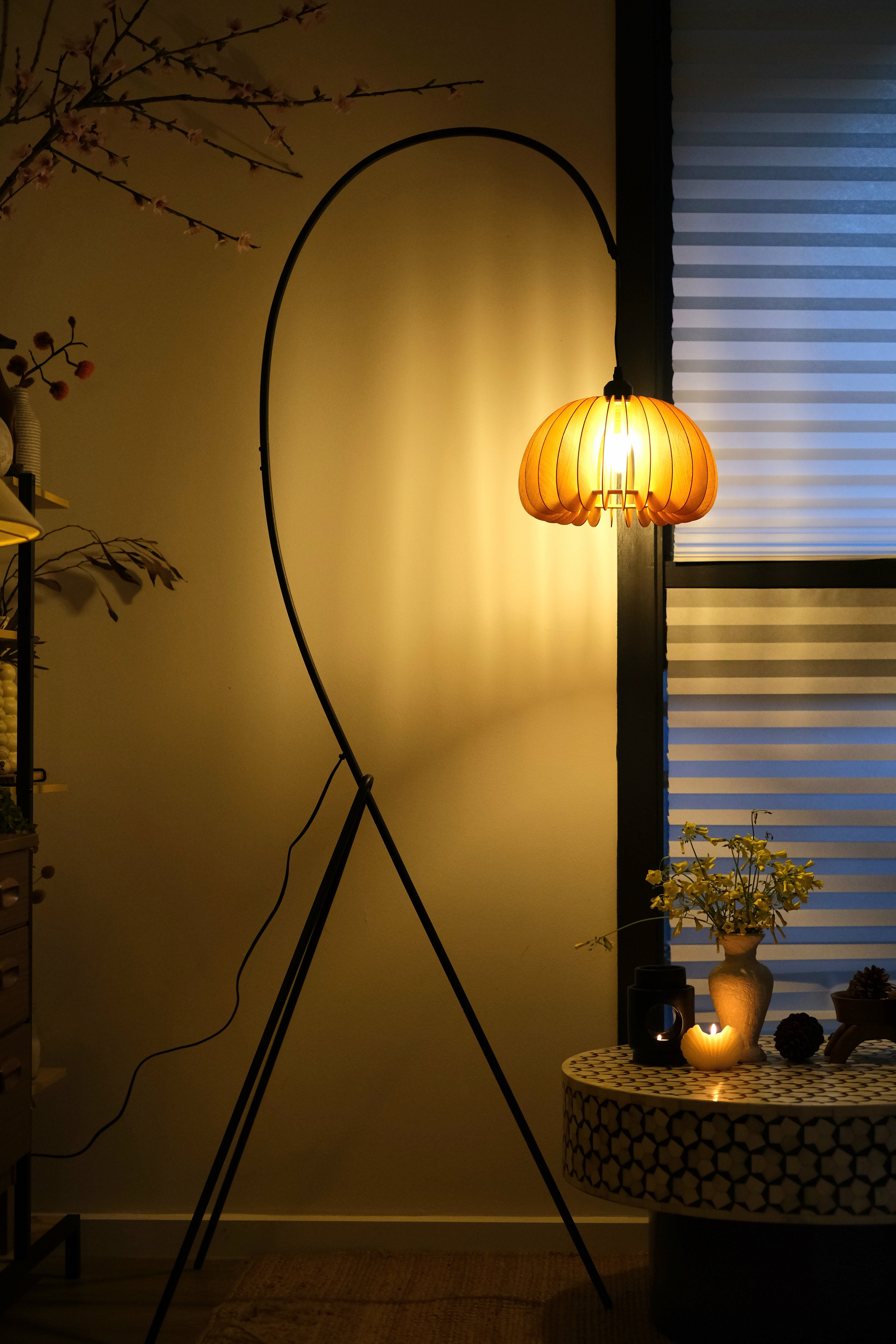 Hazel Tripod Wood Pumpkin Floor Lamp – Sculptural Modern Arc Lighting for Cozy Interiors