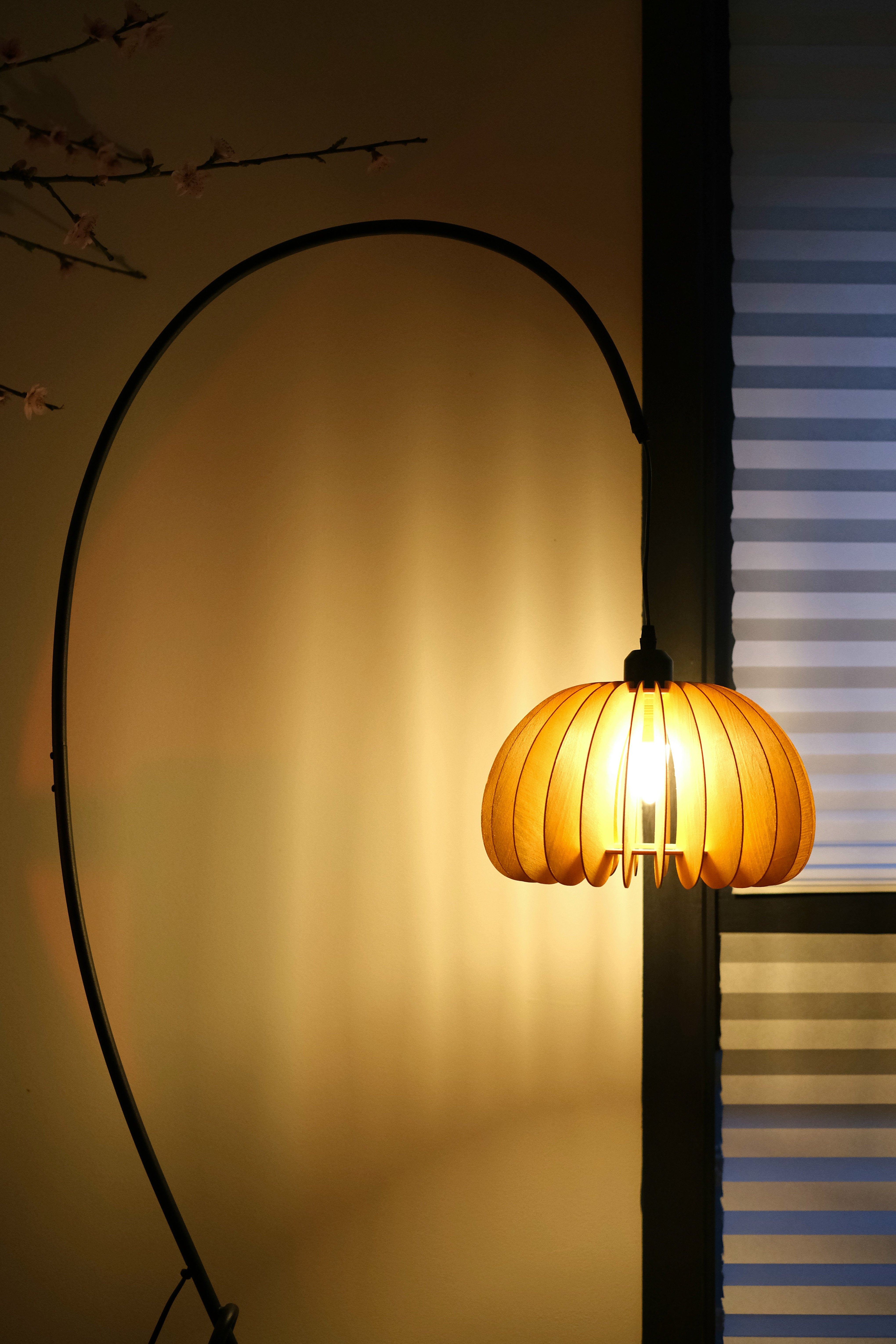 Hazel Tripod Wood Pumpkin Floor Lamp – Sculptural Modern Arc Lighting for Cozy Interiors