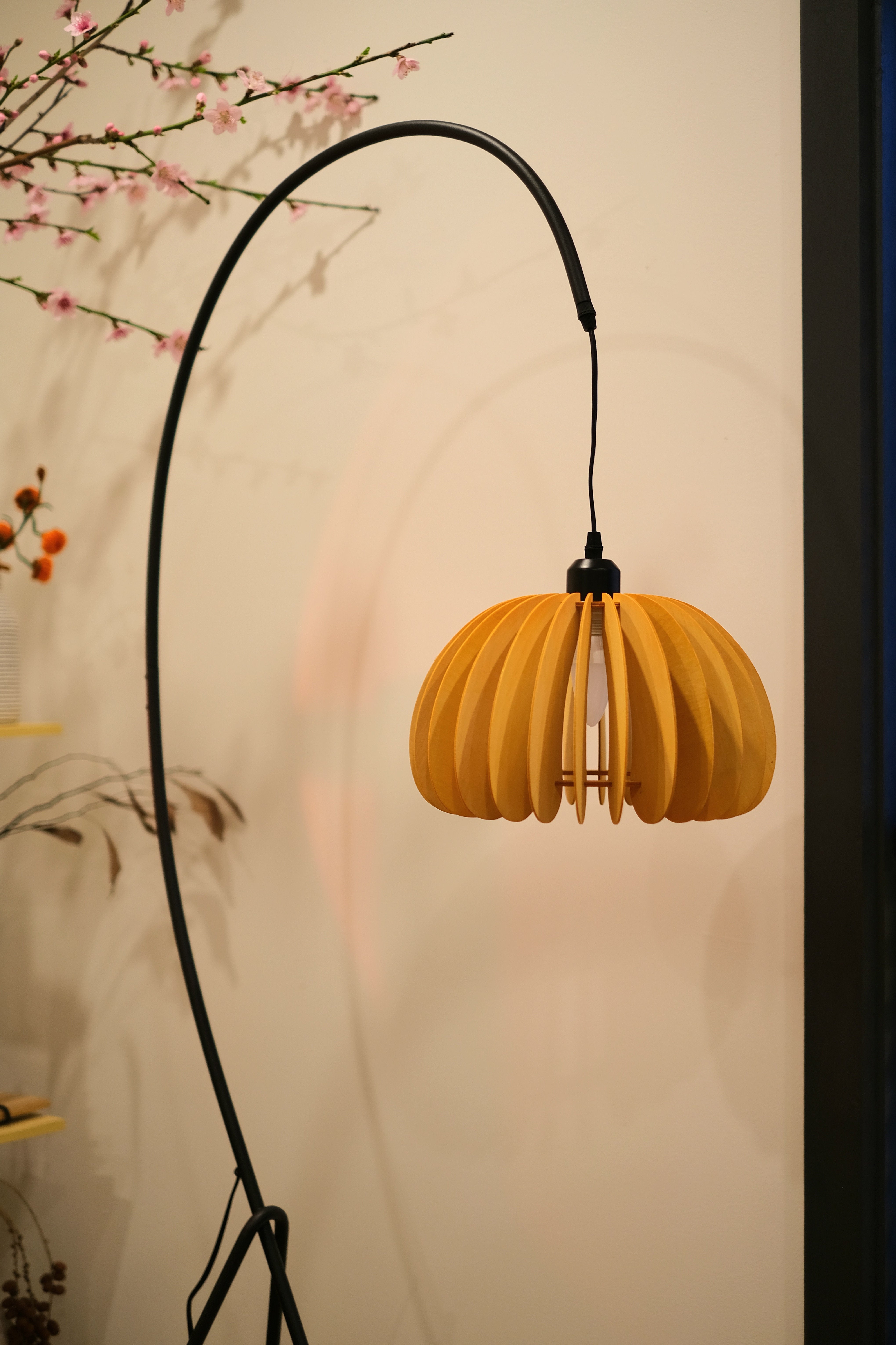 Hazel Tripod Wood Pumpkin Floor Lamp – Sculptural Modern Arc Lighting for Cozy Interiors