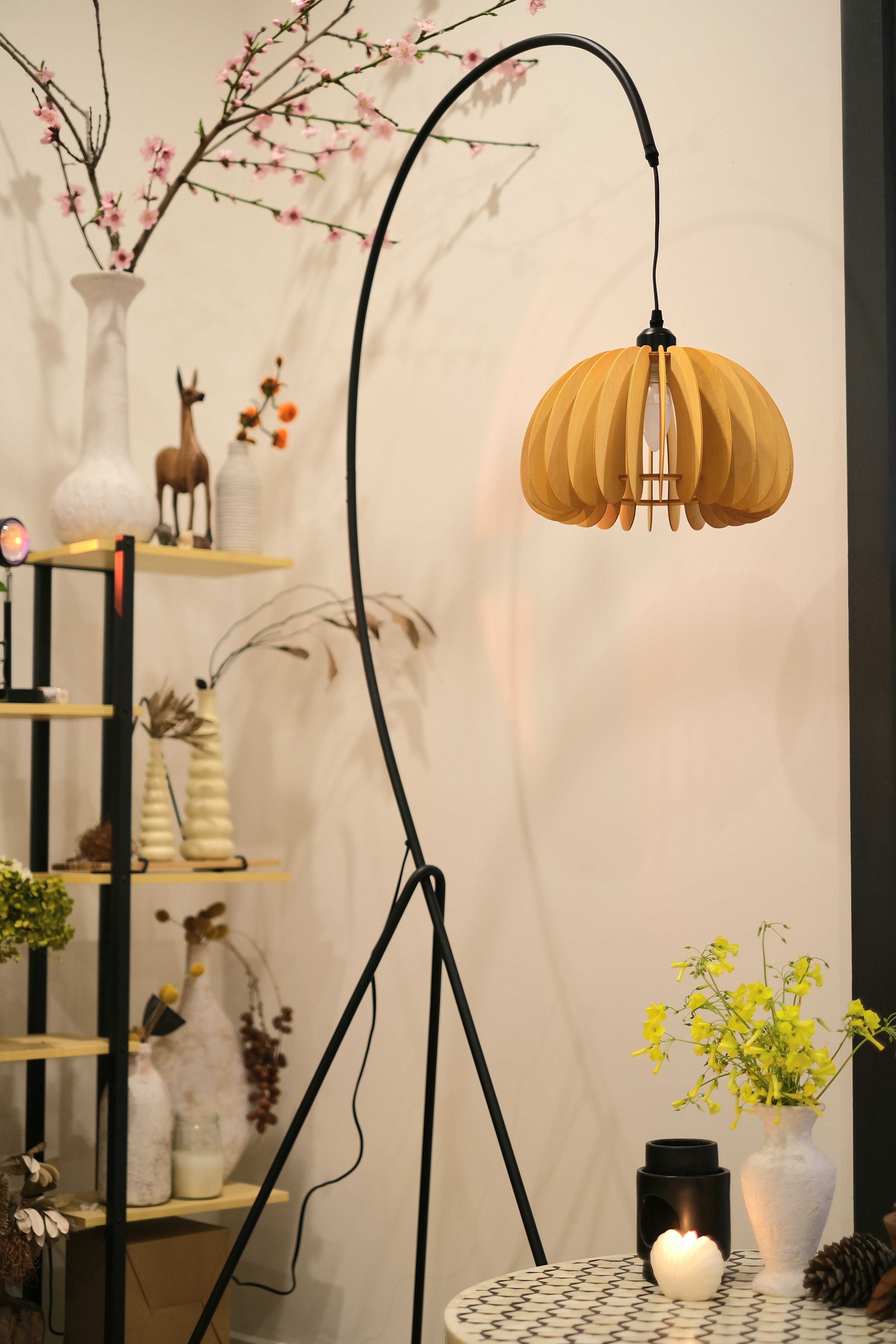 Hazel Tripod Wood Pumpkin Floor Lamp – Sculptural Modern Arc Lighting for Cozy Interiors