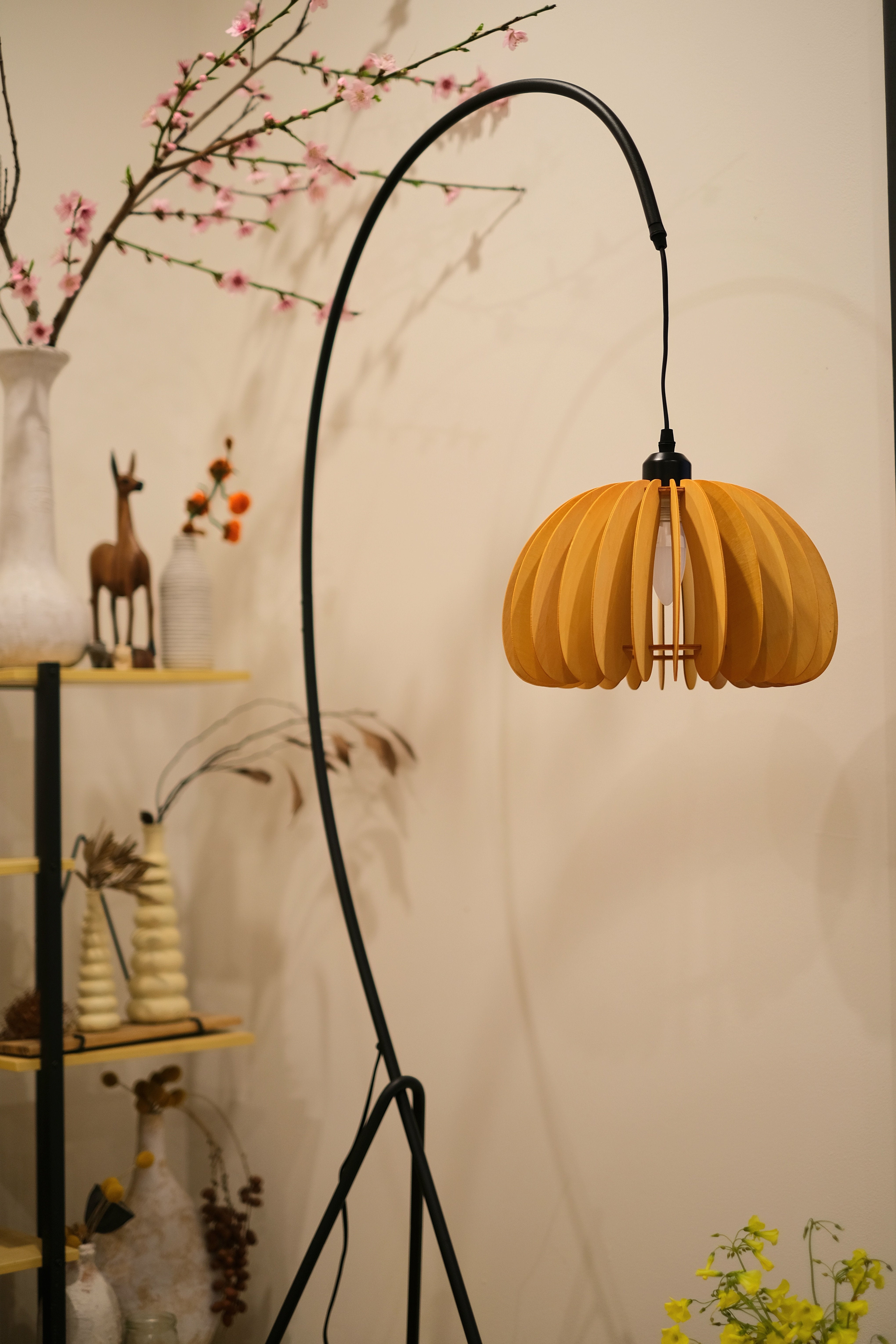 Hazel Tripod Wood Pumpkin Floor Lamp – Sculptural Modern Arc Lighting for Cozy Interiors