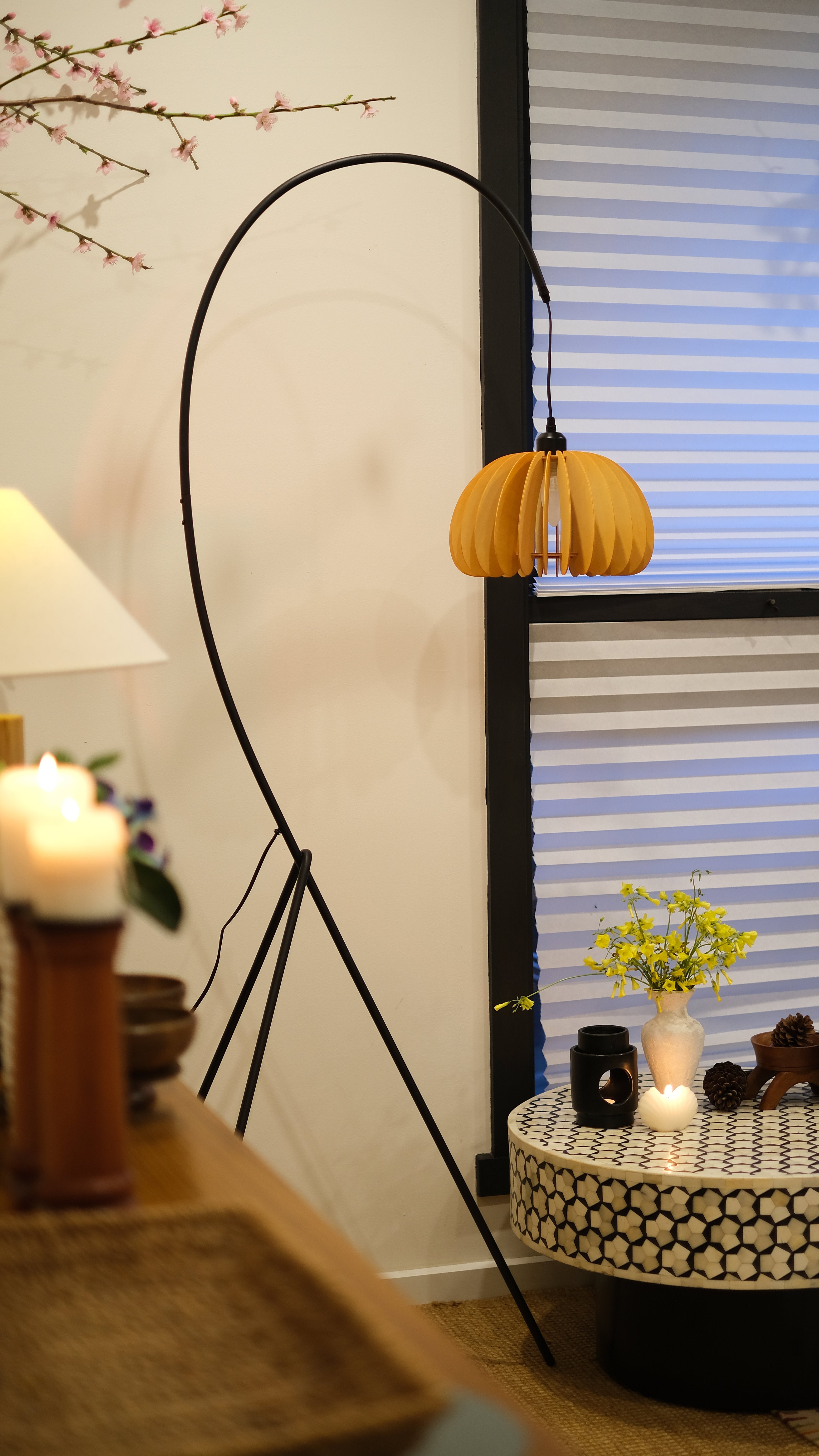 Hazel Tripod Wood Pumpkin Floor Lamp – Sculptural Modern Arc Lighting for Cozy Interiors