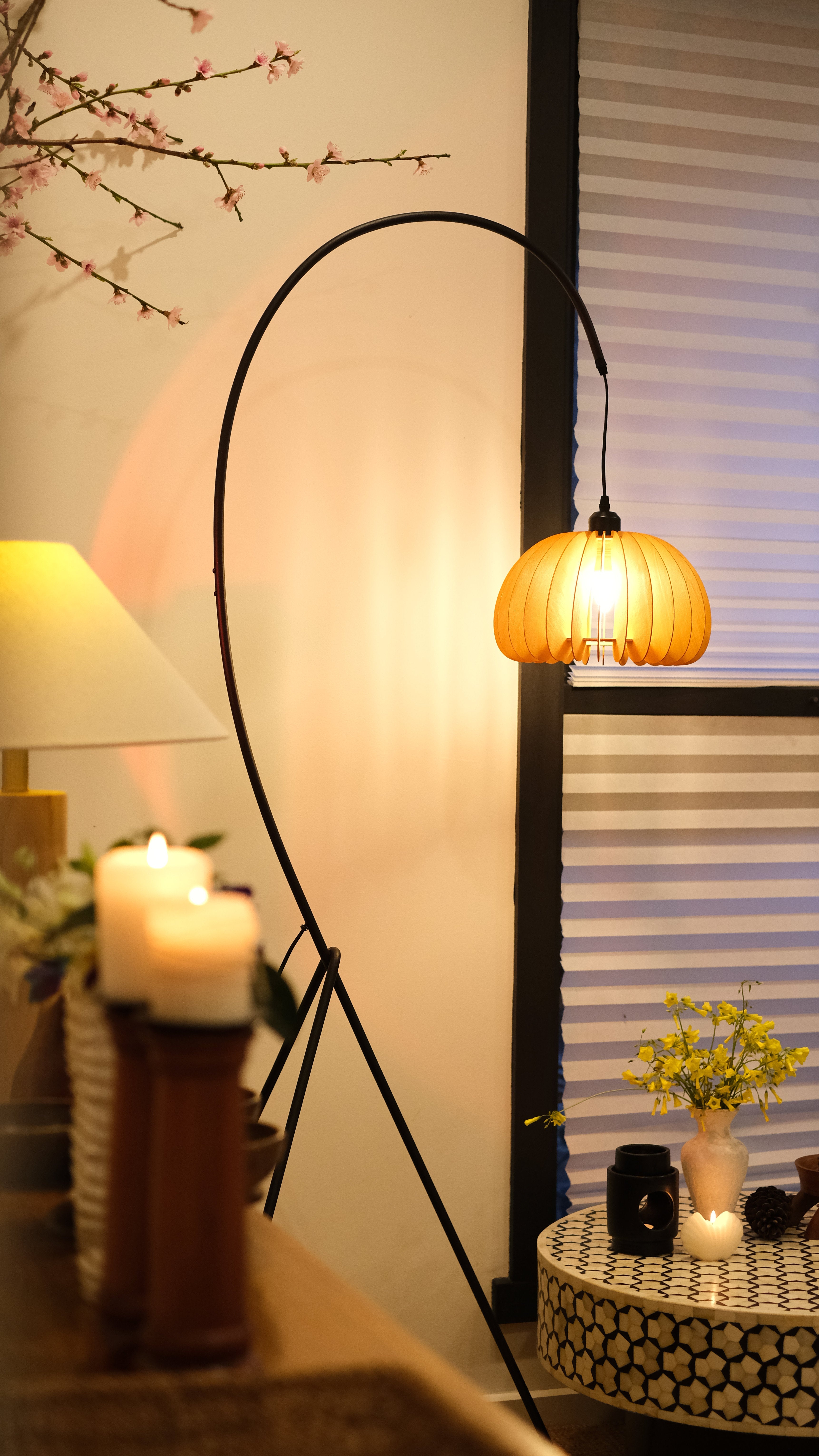 Hazel Tripod Wood Pumpkin Floor Lamp – Sculptural Modern Arc Lighting for Cozy Interiors