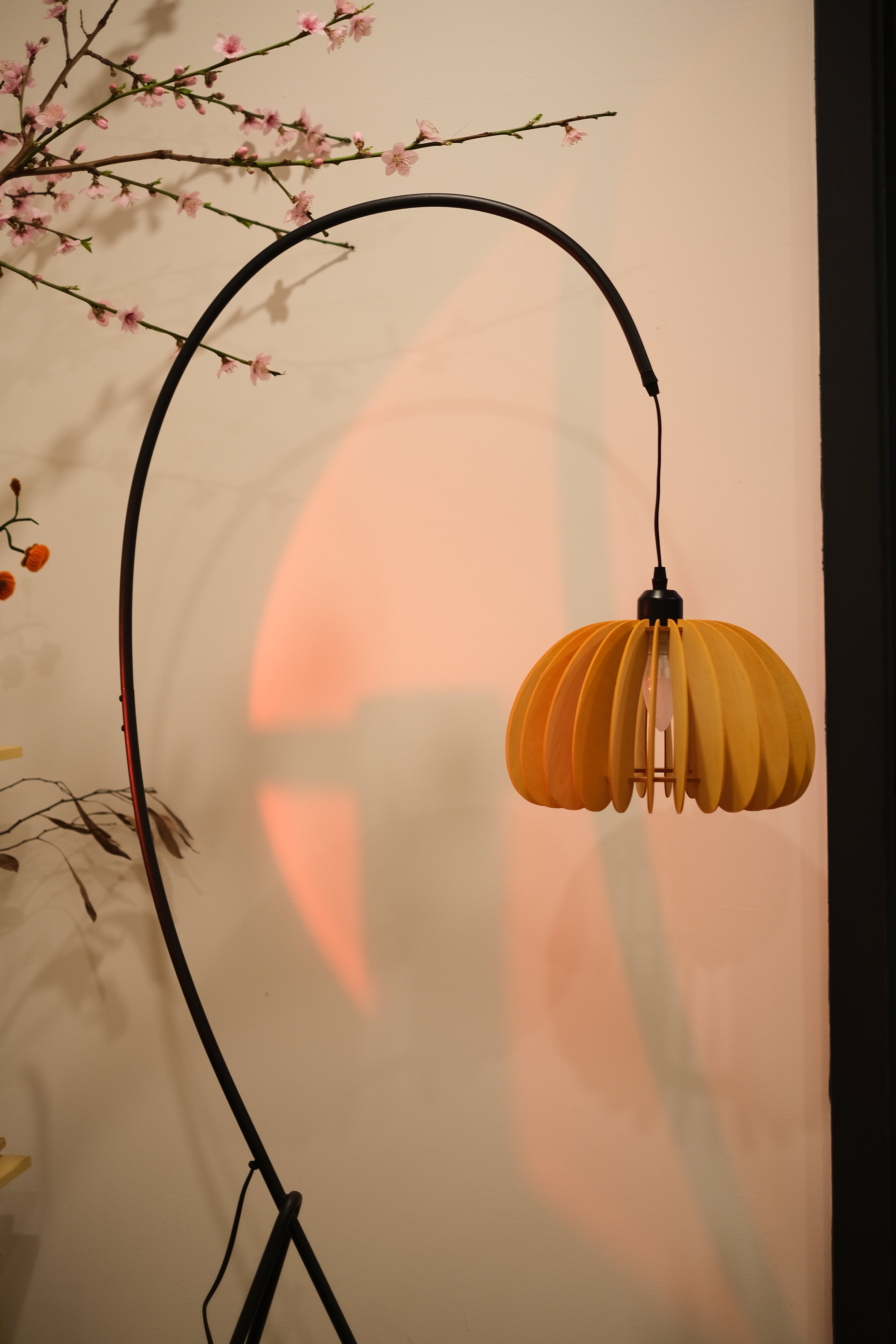 Hazel Tripod Wood Pumpkin Floor Lamp – Sculptural Modern Arc Lighting for Cozy Interiors