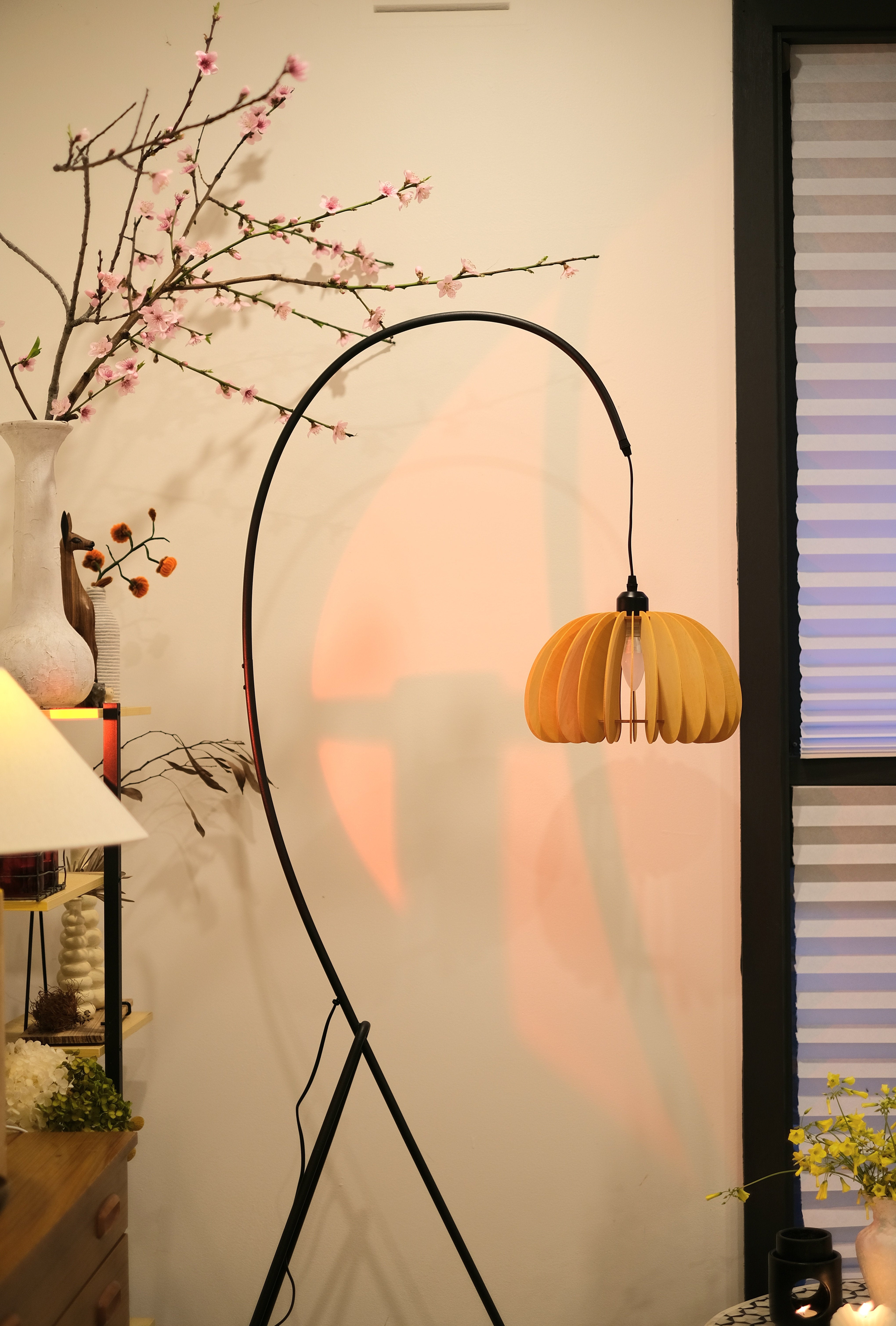 Hazel Tripod Wood Pumpkin Floor Lamp – Sculptural Modern Arc Lighting for Cozy Interiors