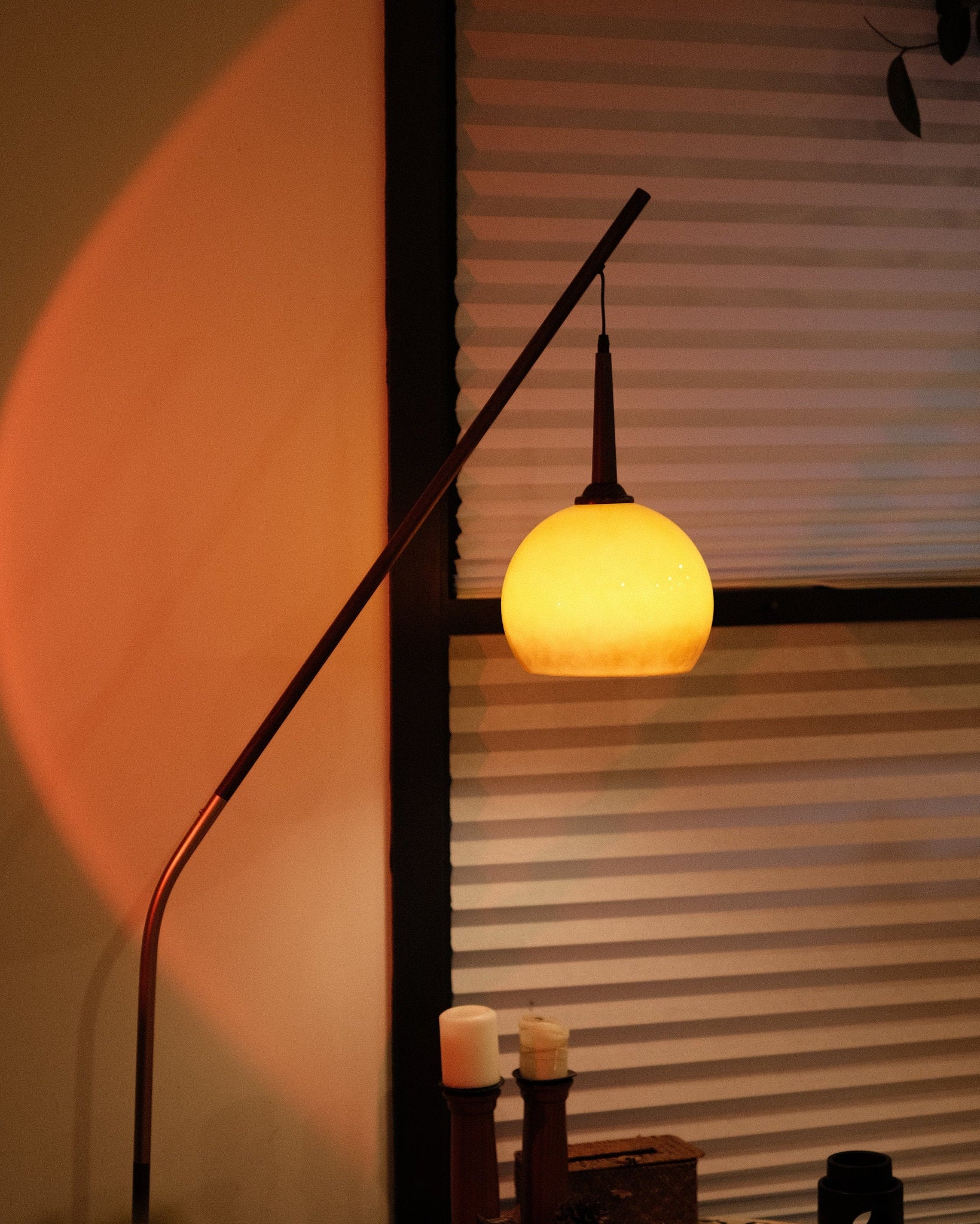 Hulusi Mid-Century Hanging Arc Floor Lamp – Walnut & Orange Glow